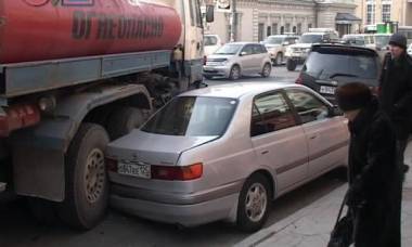 В центре Владивостока бензовоз врезался в припаркованные автомобили