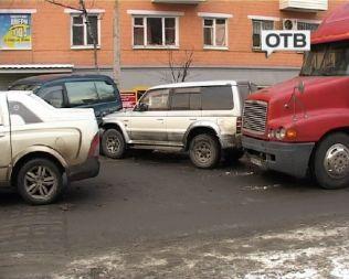 Во Владивостоке водитель дальномера протаранил несколько машин