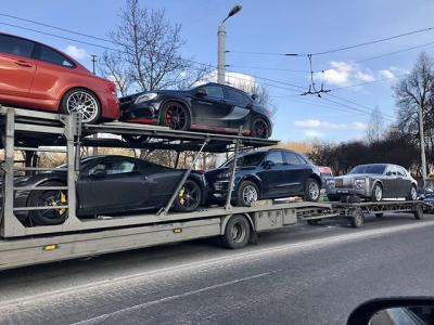 В Минске сфотографировали автовоз с люксовыми автомобилями