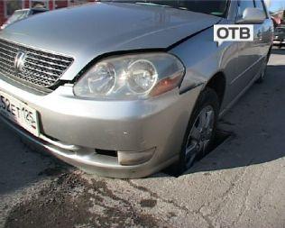 Автомобиль провалился в открытую ливневку во Владивостоке