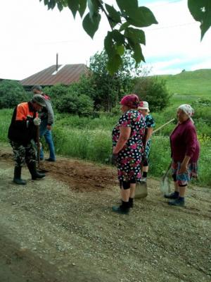 Уральские бабушки сами ремонтируют дороги
