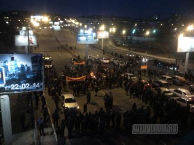 Акцию протеста автомобилистов во Владивостоке сдерживали силами ОМОНа.