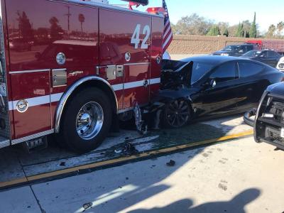 Tesla на автопилоте врезалась в пожарную машину