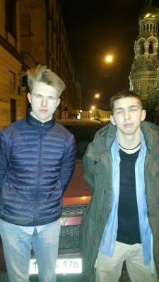 Молодые москвичи устроили "прогулку" по крышам авто в Питере