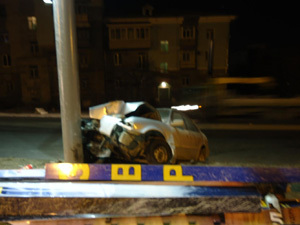 Во Владивостоке водитель врезался в опору рекламного щита