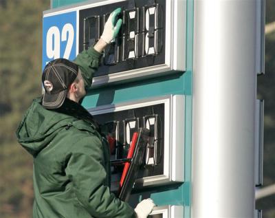 ФАС объяснил, почему в России дорогой бензин