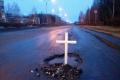18.04.2016 - В Усть-Илимске в дорожные ямы воткнули кресты