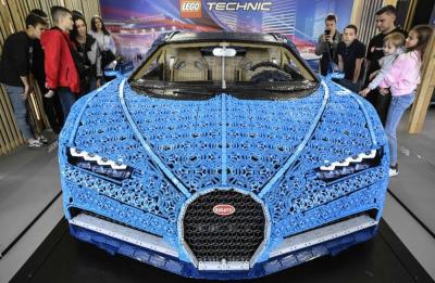 Знаменитую модель Lego Bugatti Chiron привезли в Москву