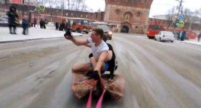 В Нижнем Новгороде водитель прокатил своих друзей на ковре