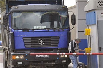 Пропуск грузовиков в Москву будут выдавать только владельцам российских прав