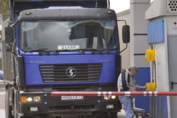 Пропуск грузовиков в Москву будут выдавать только владельцам российских прав
