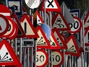 В Свердловской области спилили 79 дорожных знаков
