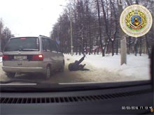 В Белоруссии миллиционер спас школьника от наезда автомобиля (ВИДЕО)