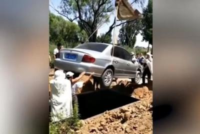 В Китае мужчина попросил похоронить его в автомобиле