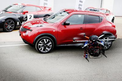 Nissan Juke с вертолетом на крыше