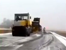 В Алтайском крае дорожники уложили асфальт по снегу