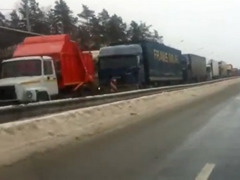 В Новгородской области перекрыто движение грузовиков