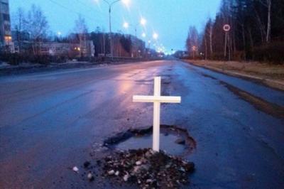 В Усть-Илимске в дорожные ямы воткнули кресты