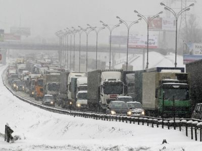 Медведев поручил решить вопрос зимней резины