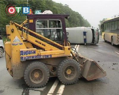 Водитель автоковша перевернул машину неотложки